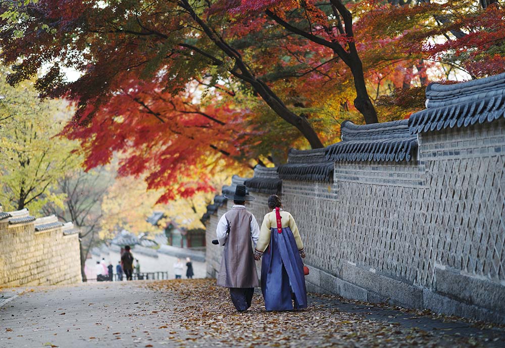 한복 입고 가을 분위기를 만끽하고 싶은 외국인들을 위한 서울 도심 속 타임머신 산책 코스 BEST 3