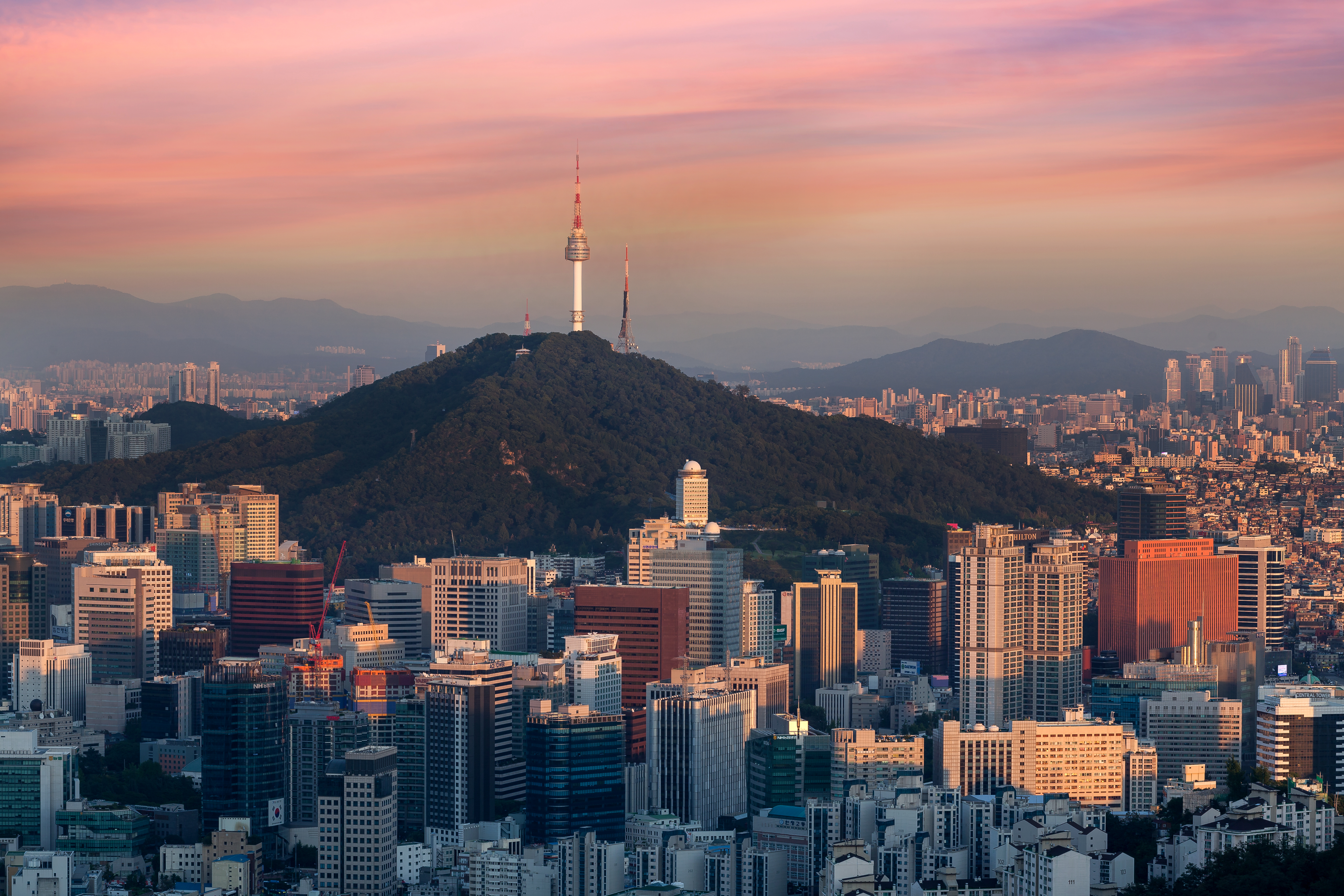 서울의 옛 모습과 현대를 느끼고 싶다면: 블레저 관광객 추천 명동 탐방