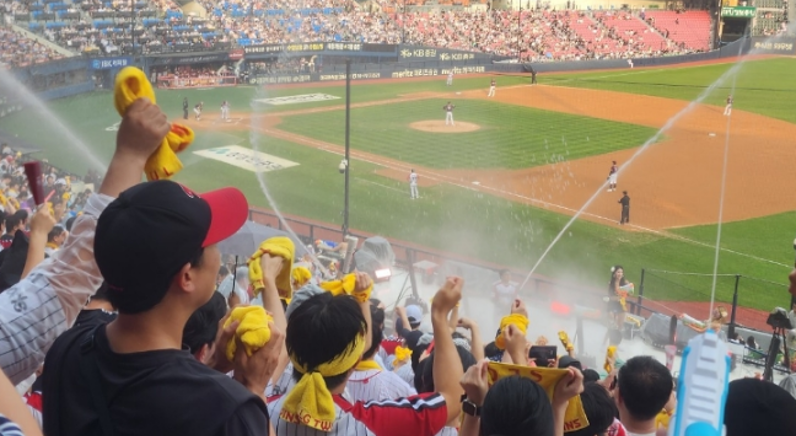 블레저 관광객도 열광하는 K-야구! 치맥 한 입, 함성 한 소리! 서울 야구장 200% 즐기는 법