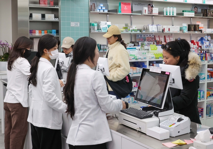 명동 약국 거리 외국인 쇼핑 파스 영양제 화장품 서울