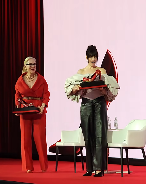 꽃신 하이힐 전통 꽃자수 클로즈업 한국 공예 장인 외국인 선물 의전