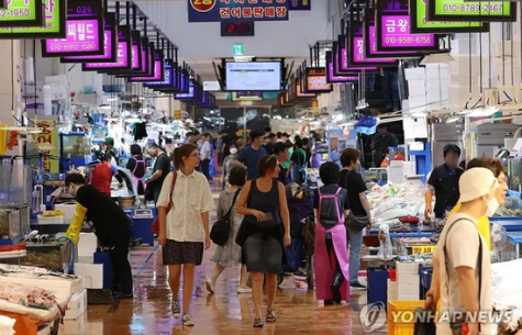 Noryangjin fish market Seoul Korean market culture experience foreign