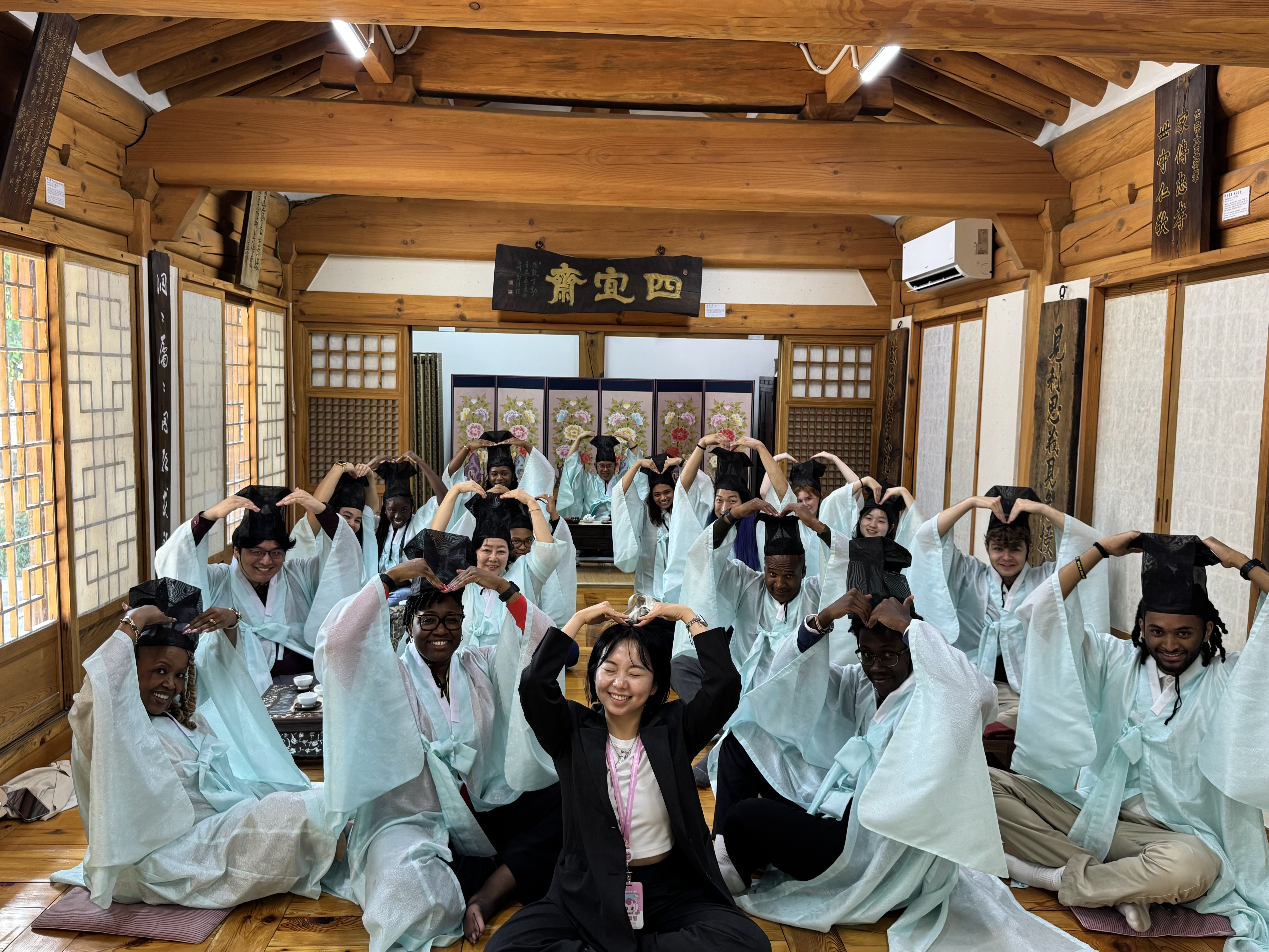 외국인 대학생들이 고궁·DMZ 등 한국 관광·문화 콘텐츠를 체험하는 모습 - 코스모진여행사