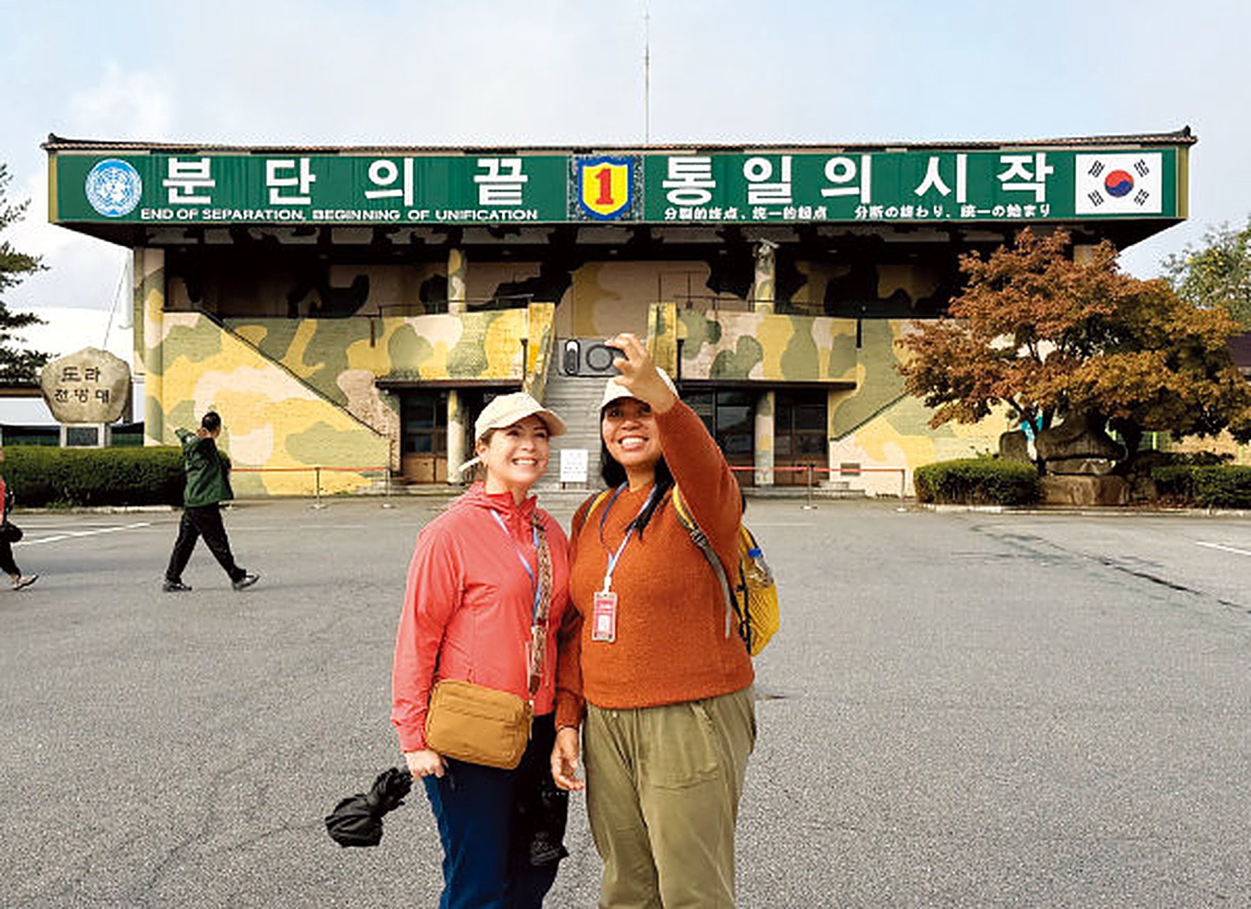 경기 파주시 도라전망대 주차장에서 외국인 관광객들이 기념사진을 찍고 있다.